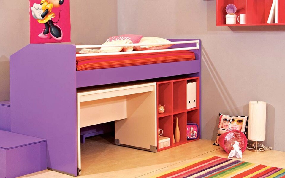 Flexible children's room solution with raised bed and built-in desk, and library, drawers and climbing staircase with KINETIC drawers