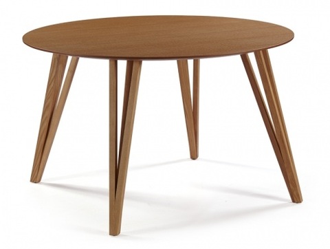 Στρογγυλό μοντέρνο τραπέζι από ξύλο και πρωτότυπα λοξά πόδια Massa