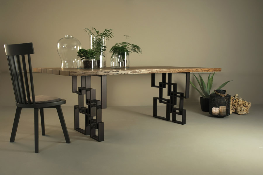 Μοντέρνο τραπέζι από μασίφ ξύλο και μεταλλικά τετράγωνα πόδια Albero