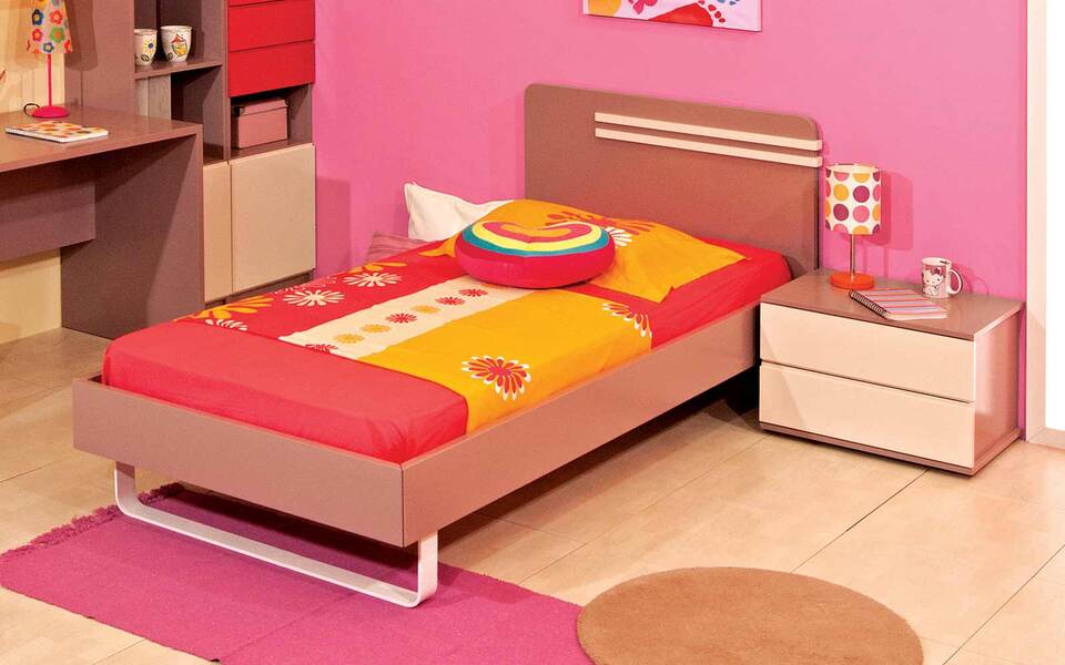 Parallel child's bed with metal leg