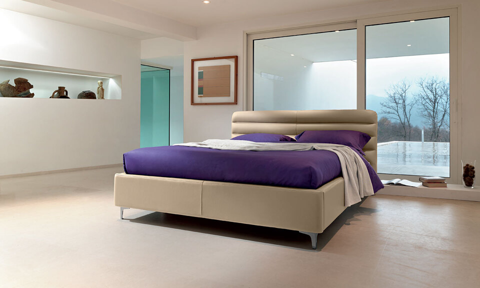 Μοντέρνο Κρεβάτι Wave με επένδυση από ύφασμα ή δέρμα με μεταλλικά πόδια και κυμματιστό κεφαλάρι