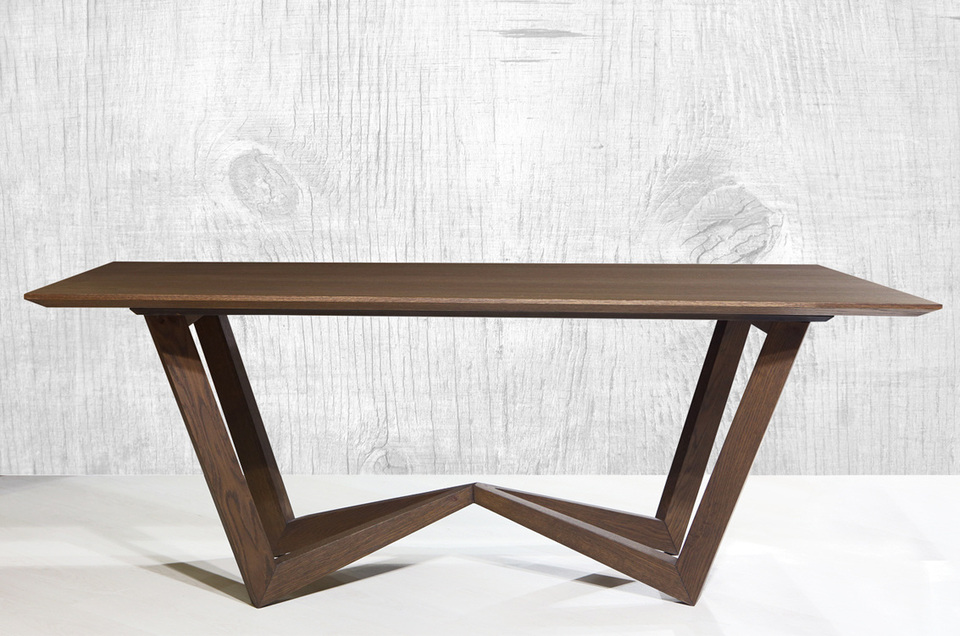 Τραπέζι Retro από μασίφ ξύλο με πρωτότυπο σχέδιο στα πόδια