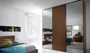 Συρόμενη ντουλάπα Linear από ξύλο και καθρέπτες