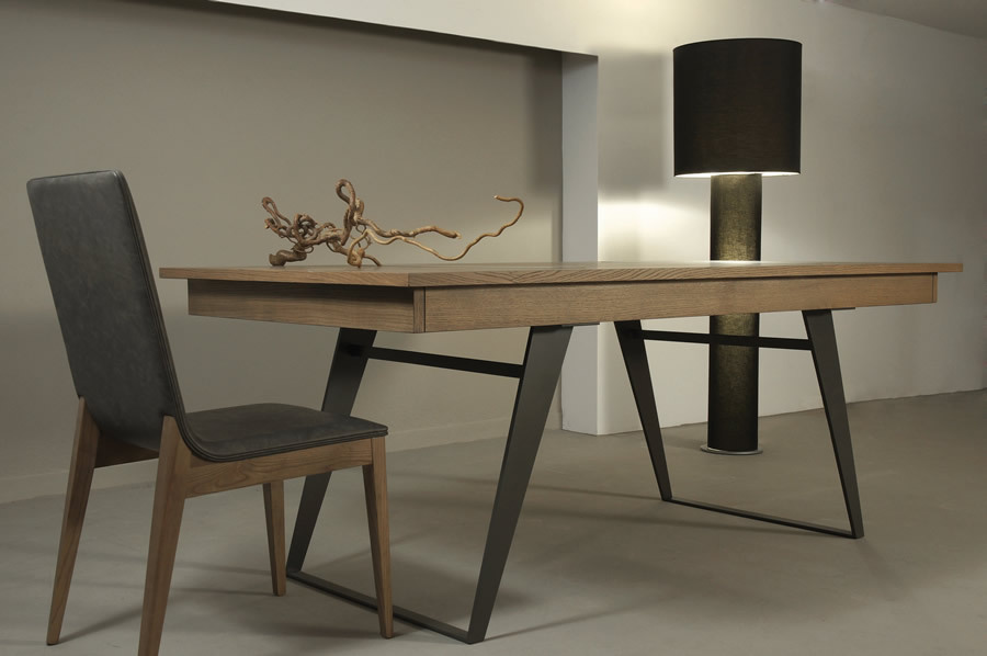 Modern table extending with Nest metal feet