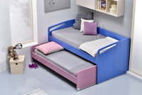 Παιδικό δωμάτιο με υπερυψωμένο κρεβάτι Flexy και δεύτερο τροχήλατο κρεβάτι.