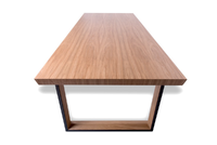 Μοντέρνο τραπέζι Martin απο ξύλο δρύ .