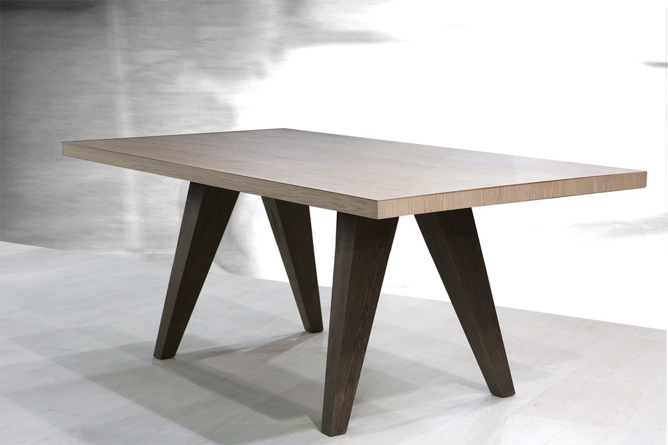 Modern solid wood table with extra feet and Melody extension mechanism
