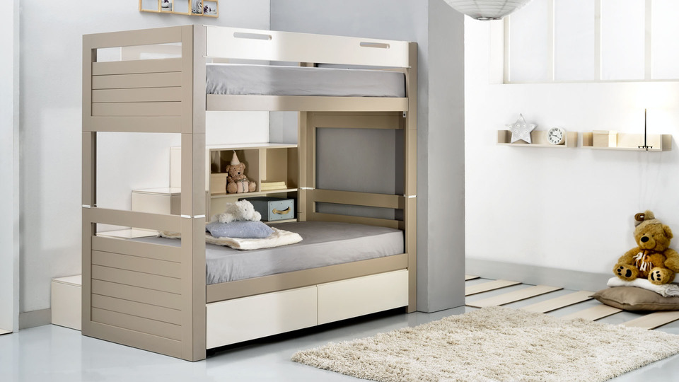 Children's room with Frame bunk bed divided by wheeled drawers